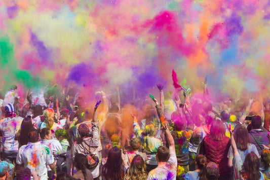 Holi, Carnaval e o poder das cores nos espaços
